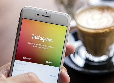 Instagram тестирует продажу товаров с фотографий. Фотохостинг начал тестирование новой функции для продвижения товаров в социальной сети – shopping tags. Опция даёт возможность продавцам отмечать свои продукты на фотографиях, а пользователям – делать покупки прямо в приложении.